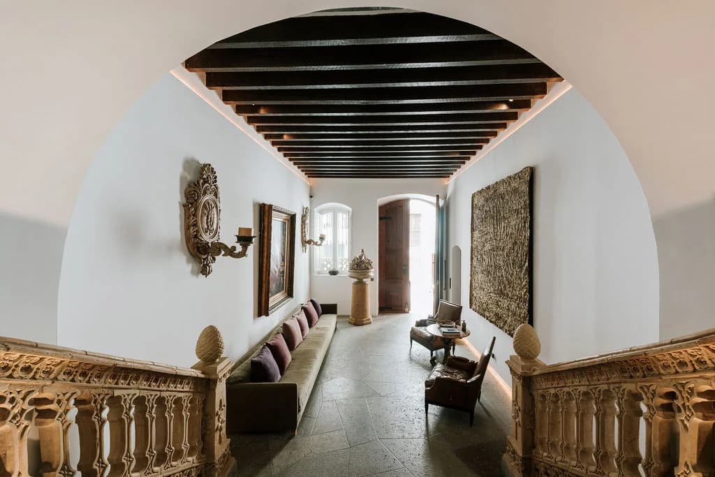 The vaulted corridor, Palacio